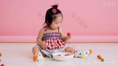 可爱宝宝坐在地上吃水果